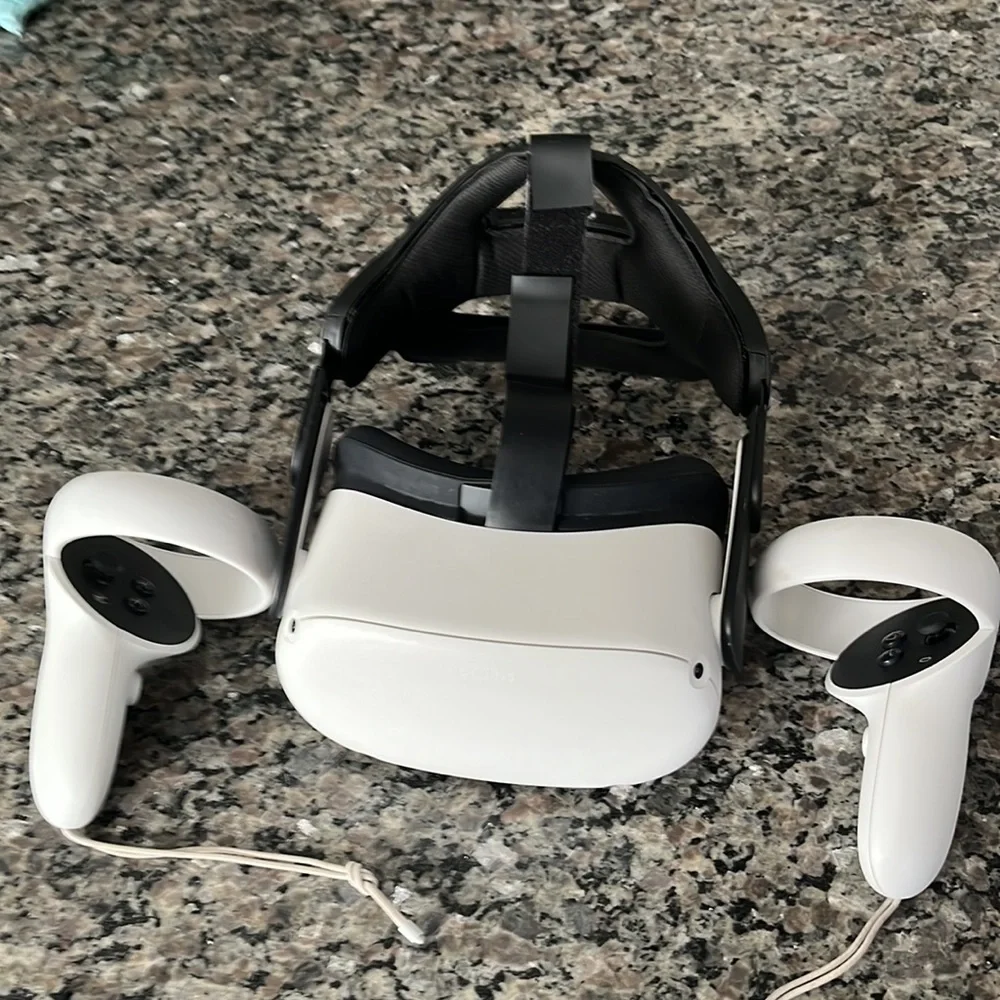 Oculus quest 2 64g, pretty good condition just a few scratches on controllers